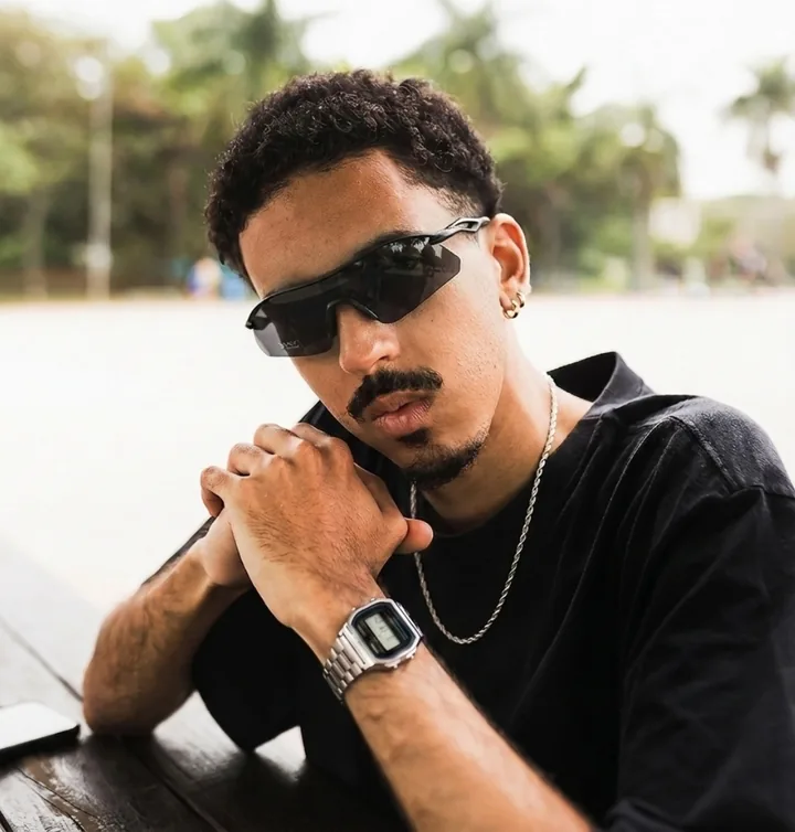 Óculos Veloz no rosto